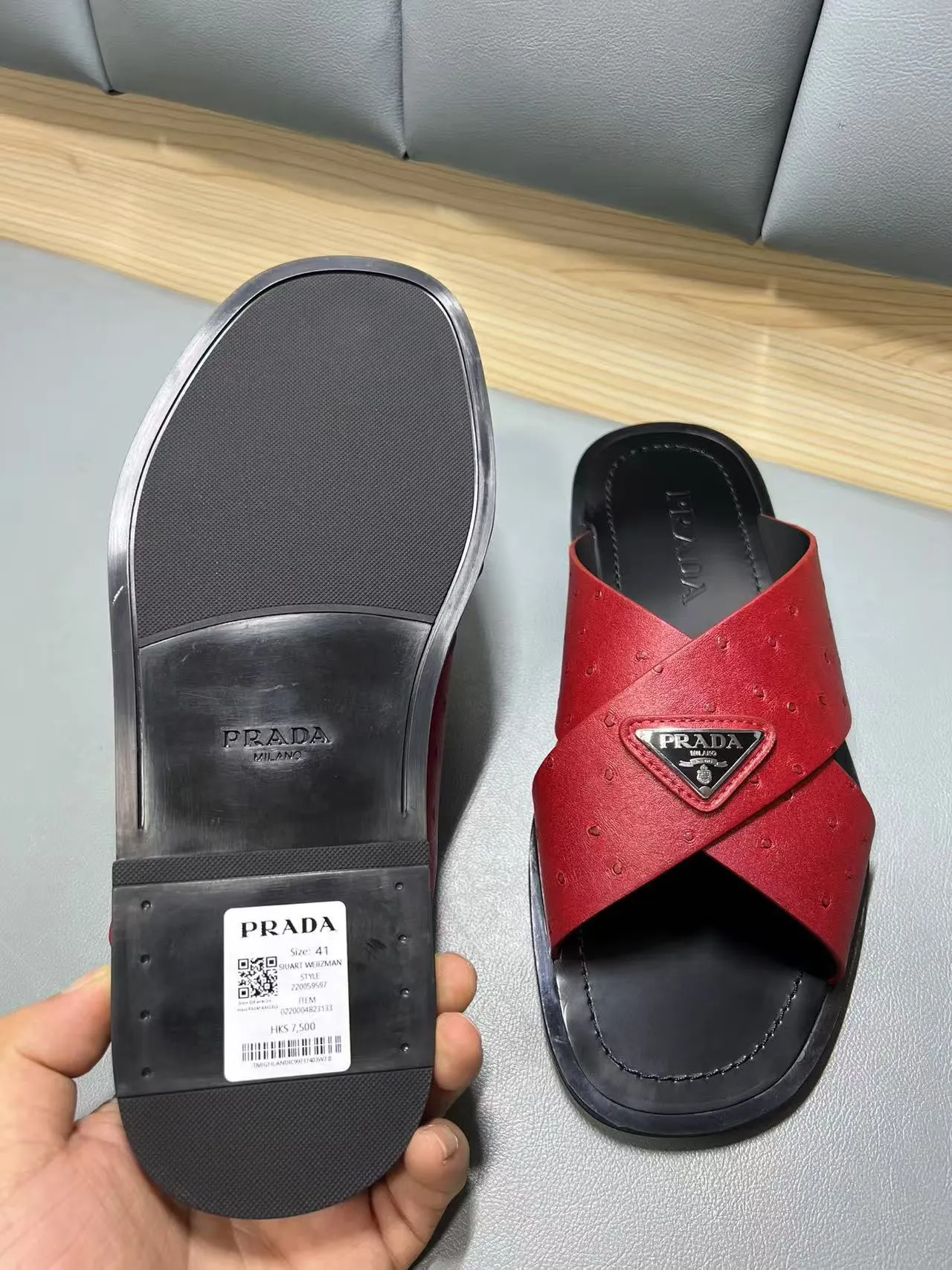 340💰PRADA Prada’s latest slippers are synchronized with the official website. This slipper is made of the brand’s unique and iconic Saffiano leather. The brand logo jumps out from the double straps, and the brand style is clearly visible. Cowhide gives men elegant charm and functional design, making it an ideal choice for vacation and leisure. Size:38-45